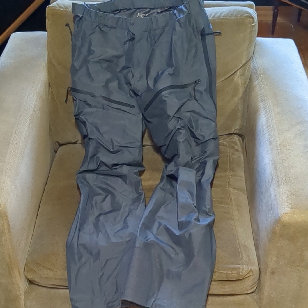 Arc'teryx Men's Cargo Pants - Dark Gray